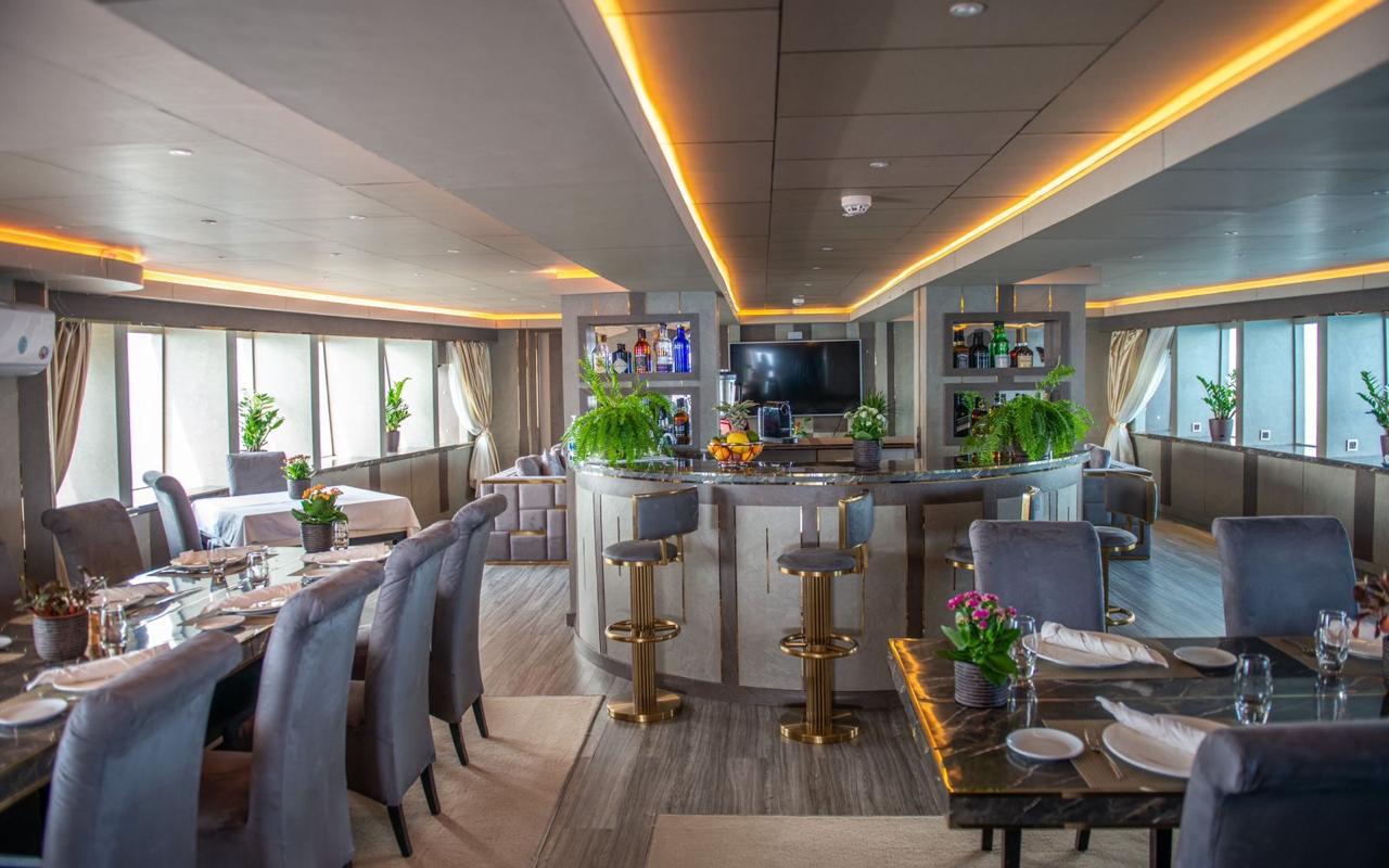 Ark Noble Dining 2